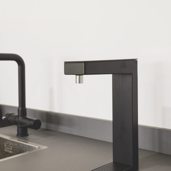 OMIN RAUMTEMPERATUR, KALT, SPRUDELND und HEISS - AKTIVKOHLEFILTRATION - ELEKTRONISCHE WLINK 4-WEGE ARMATUR SCHWARZ MATT